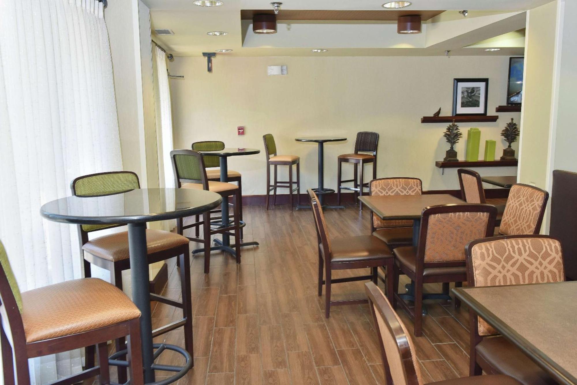 Hampton Inn Растон Экстерьер фото
